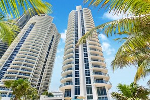 Exterior - Christmas just opened! Luxury Oceanfront with Bay View (Sunny Isles Beach)