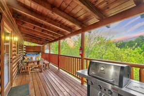 Outdoor dining - Mighty Big Bear 🐻 2 Hot Tubs, Media Game Rm, Dog-Friendly, 5 Min from Pkwy (Pigeon Forge)