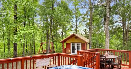 ✨Mighty Sunrise✨ Cozy Cottage w/ Big Yard, Game Shed, Hot Tub, Firepit, 2mi Pkwy
