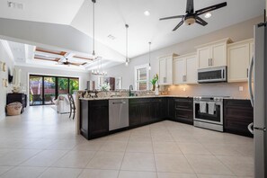 Jääkaappi, mikroaaltouuni, uuni, liesi