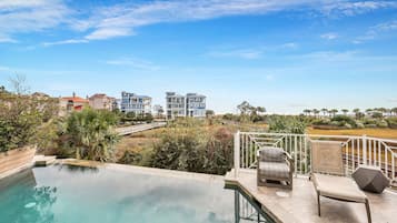 Utomhuspool och uppvärmd pool