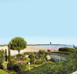 Property grounds - Beautiful 3-person apartment facing the main beach (Saint-Georges-de-Didonne)