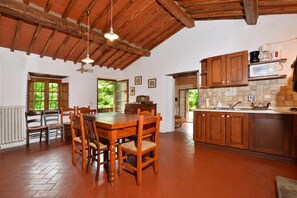 Villa Familiale, 6 chambres, four à micro-ondes (Molino del Ponte) | Cuisine privée | Plaque de cuisson, bouilloire électrique, chaise haute, tables à manger