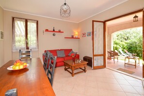 Family House, Multiple Bedrooms, 2 Bathrooms (Casa Rosalba) | Living area | 21-inch flat-screen TV with satellite channels, TV, books - Casa Rosalba (Pietrasanta)