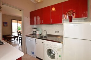 Family House, Multiple Bedrooms, 2 Bathrooms (Casa Rosalba) | Private kitchen | Oven, stovetop, dishwasher, coffee/tea maker - Casa Rosalba (Pietrasanta)