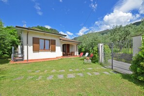 Family House, Multiple Bedrooms, 2 Bathrooms (Casa Rosalba) | Property grounds - Casa Rosalba (Pietrasanta)