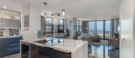 Een koelkast, een microgolfoven, een oven, een kookplaat