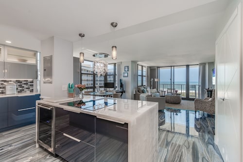 ⭐️Too Nice to Rent ~ Luxury end unit on beach with monster ocean & city views 🌊👀☀️