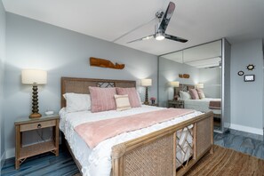 2 bedrooms, desk, iron/ironing board, free WiFi - ⭐️Too Nice to Rent ~ Luxury end unit on beach with monster ocean & city views 🌊👀☀️ (Marco Island)