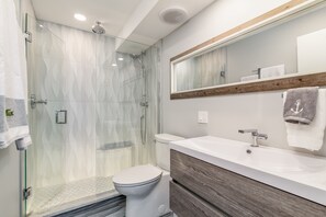 Shower, hair dryer, towels, soap - ⭐️Too Nice to Rent ~ Luxury end unit on beach with monster ocean & city views 🌊👀☀️ (Marco Island)
