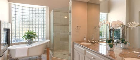Badewanne, Haartrockner, Handtücher, Seife