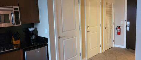 Refrigerador, microondas, placa de cocina, lavavajillas