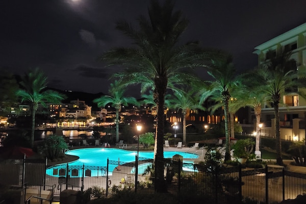 Een buitenzwembad, een verwarmd zwembad