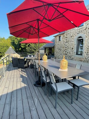 Outdoor dining - Gite de Caractère Proche Campagne, Jacuzzi Privatif, Terrain Clos Arboré (Bazougers)