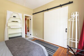 1 habitación, tabla de planchar con plancha, wifi gratis y ropa de cama 