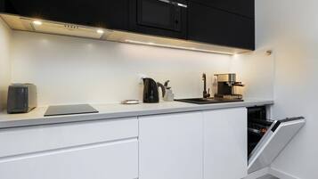 Een koelkast, een microgolfoven, een kookplaat, een vaatwasser