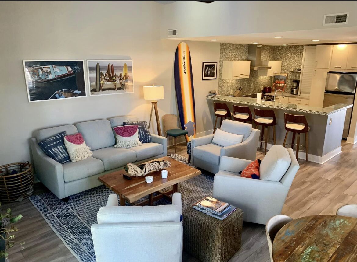 5 minute drive to WB beach! Surf themed cozy 2 bedroom townhouse