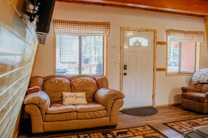 Smart TV, fireplace - Aspen Ridge Cabin WIFI, 2bed+1Bath, 20mins to Yellowstone (Island Park)