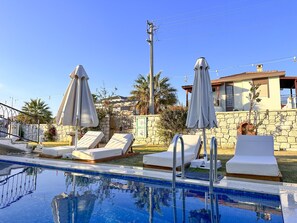 حمّام سباحة خارجي موسمي