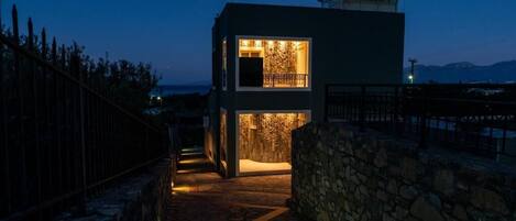 المنشأة من الخارج