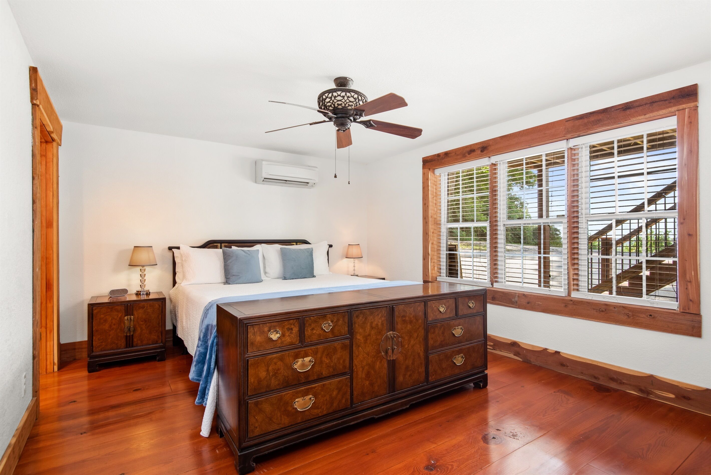 3 bedrooms, desk, iron/ironing board, travel crib