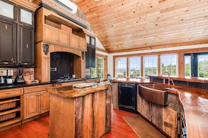 Fridge, microwave, oven, stovetop - Lake View! Game Room! Hot Tub (Silverpoint)