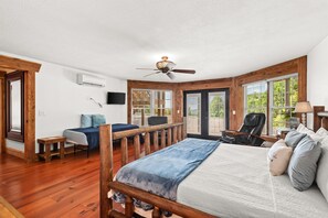 3 bedrooms, desk, iron/ironing board, travel cot - Lake View Chalet! Game Room! Hot Tub! (Silverpoint)
