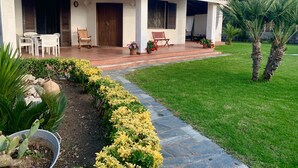 A house with a covered porch, outdoor seating, and a well-maintained garden. - Villa Ale - Fontane Bianche  (Fontane Bianche)
