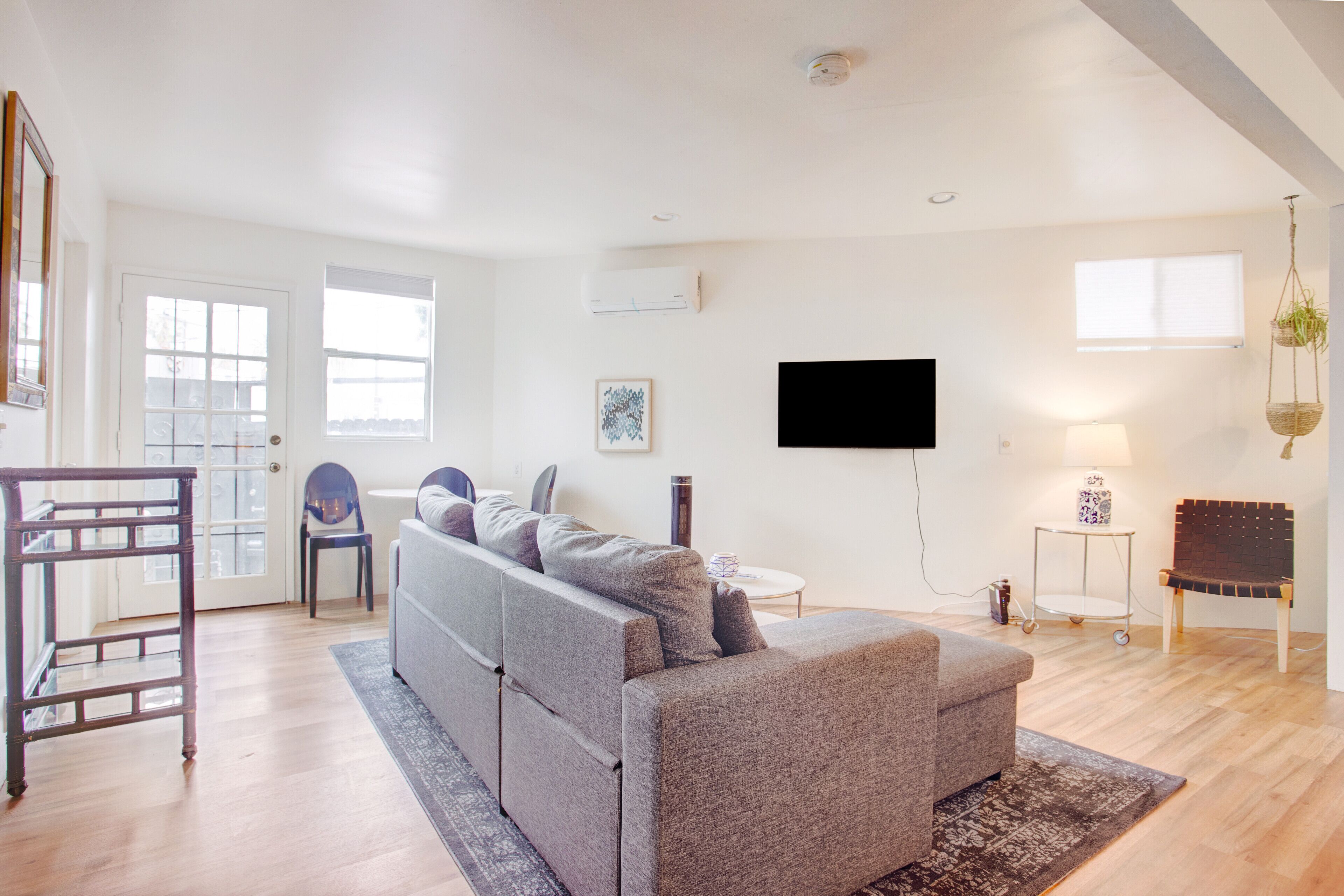 Bright Bohemian Bungalow w/ Patio off Abbot Kinney (recently remodeled with A/C)