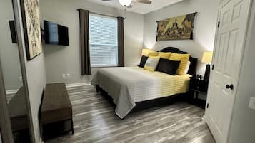 3 kamar tidur, meja kerja, setrika/meja setrika, dan tempat tidur bayi