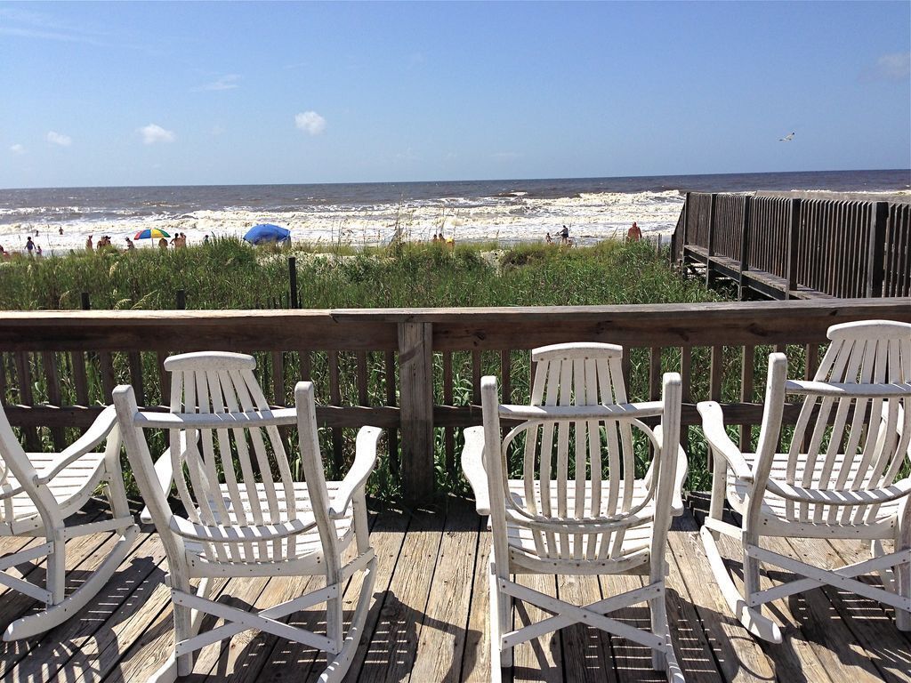 NEWLY RENOVATED! Close to Beach-Great Amenities Sleeps 9