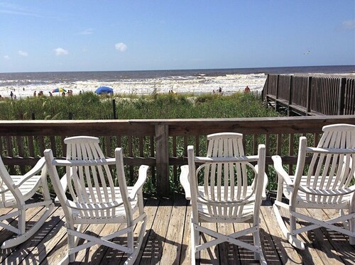 Beautiful OIB Condo- 1 Min. Walk to Beach; includes Pools, Tennis Courts, Extras