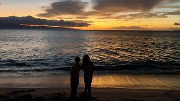 Beach nearby, sun loungers, beach towels