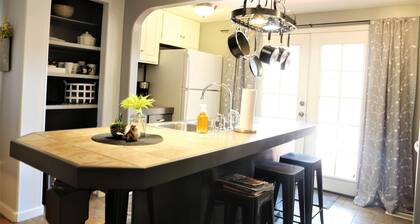 Cozy Updated Townhouse with Private Deck and Mountain Views