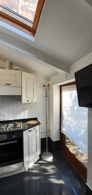 Réfrigérateur, four, plaque de cuisson, cafetière/bouilloire