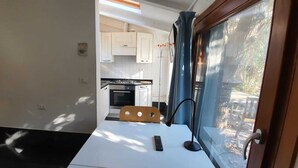 Kaffetrakter/tekoker, kjøleskap, ovn og kokeplater