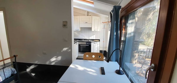 Fridge, oven, stovetop, coffee/tea maker