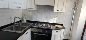 Fridge, oven, stovetop, coffee/tea maker - Studio With Private Garden (Venezia)