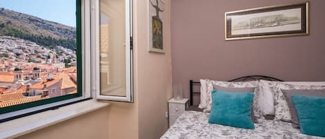 2 makuuhuonetta, silitysrauta/-lauta, ilmainen Wi-Fi, vuodevaatteet