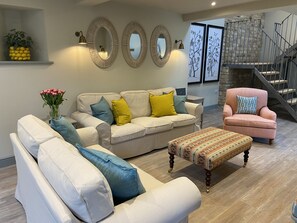 Deluxe Cabin, Accessible, Ensuite | Lounge - Rectory Farm Barn (Grantham)