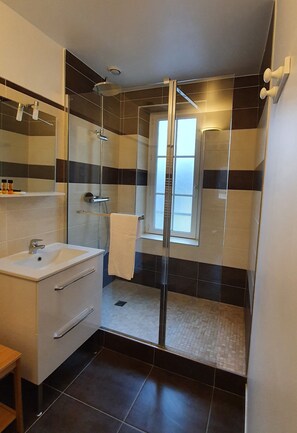 Dusche, Haartrockner, Handtücher, Toilettenpapier