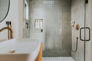 Ducha, secador de pelo, toallas, jabón