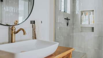 Douche, sĂšche-cheveux, serviettes fournies, savon