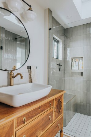 Dusche, Haartrockner, Handtücher, Seife