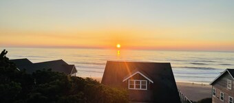 Cloud Nine - A Charming Ocean View Home with Hot Tub & Fire Pit in Belle Beach!