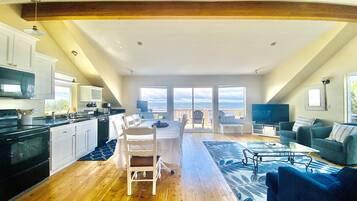 Smart TV, chimenea, reproductor de DVD y futbolito