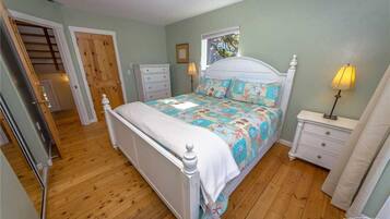 4 bedrooms, desk, iron/ironing board, free WiFi