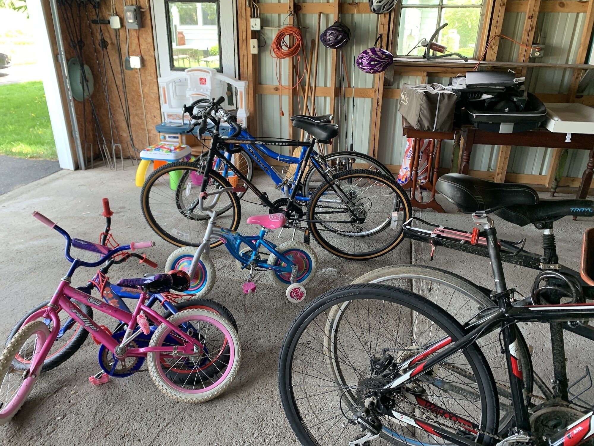 En garage med cykler og hjelme.