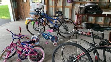 En garage med cykler og hjelme.