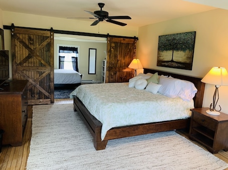 7 bedrooms, iron/ironing board, free WiFi, bed sheets. The Farmhouse - 2 ml from Colgate, king bed, family friendly, sleeps 10